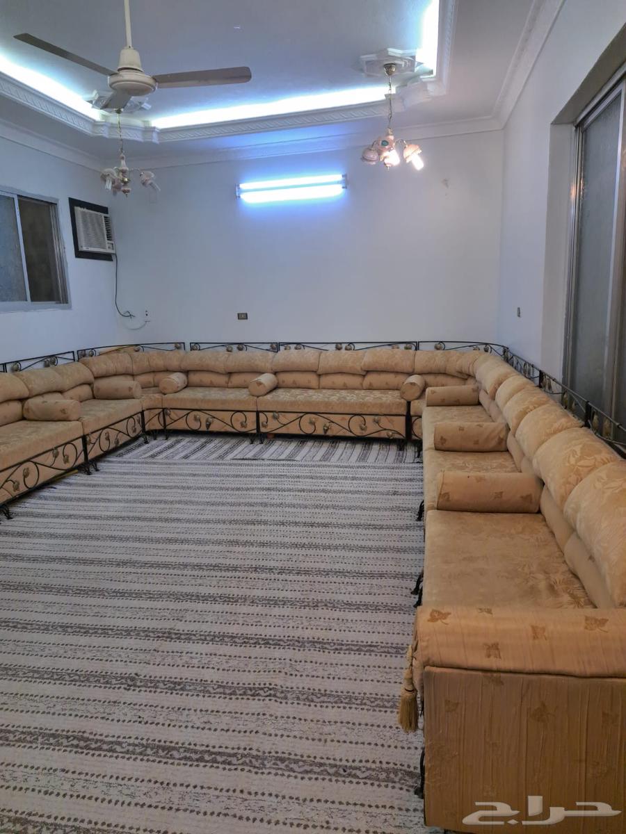 كنب مستخدم شبه نظيف 200 ريال مع الطاوله64624095086593111