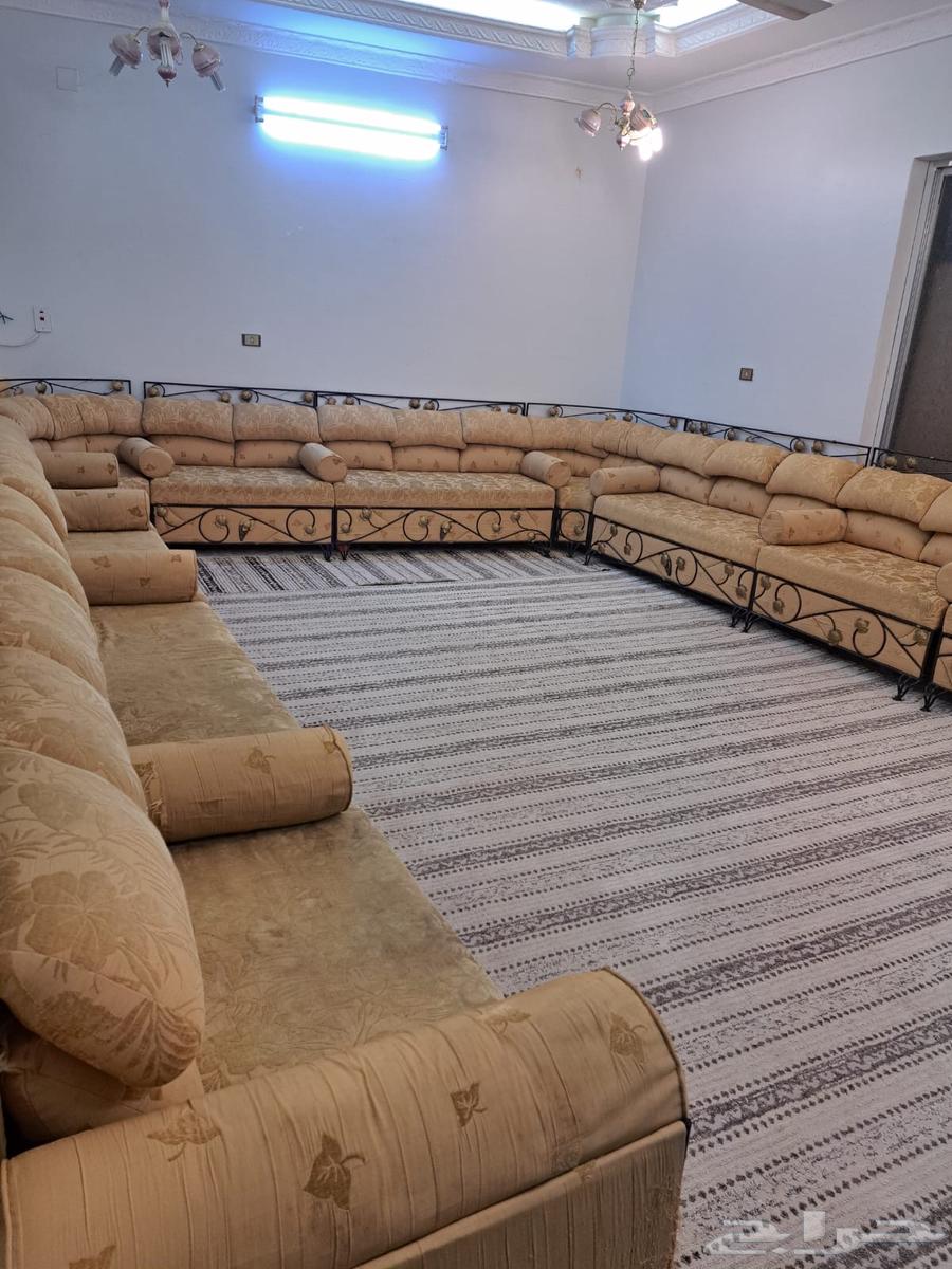 كنب مستخدم شبه نظيف 200 ريال مع الطاوله64624095086593110