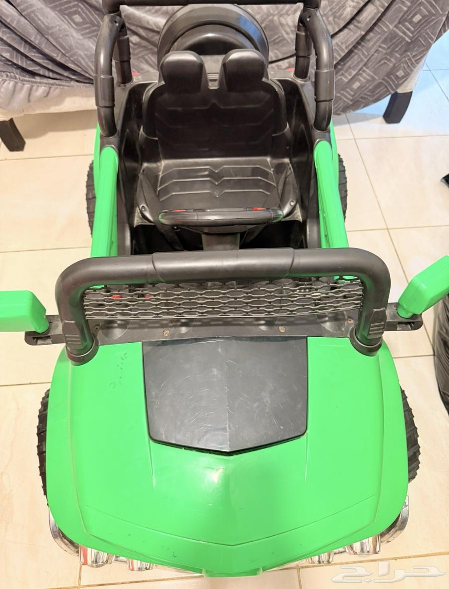 Charging car in excellent condition for sale due to limited space; includes remote control and charger64625148703235113