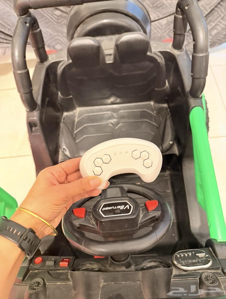 Charging car in excellent condition for sale due to limited space; includes remote control and charger64625148703235111