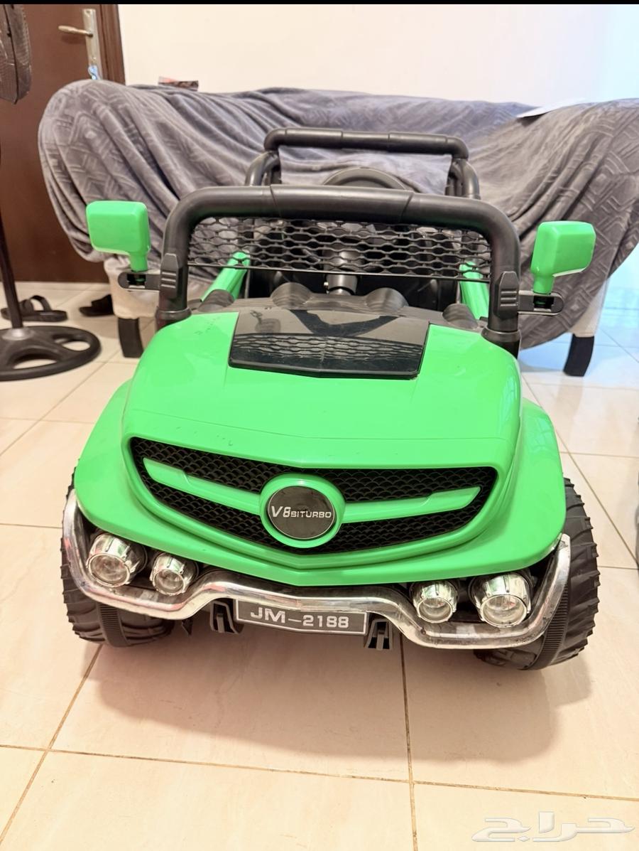 Charging car in excellent condition for sale due to limited space; includes remote control and charger64625148703235114