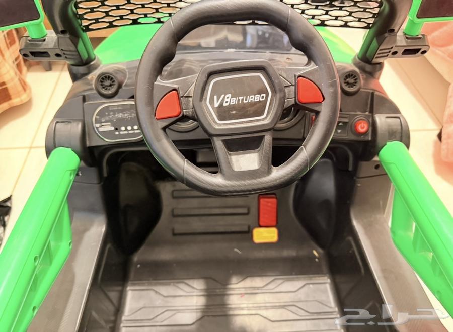 Charging car in excellent condition for sale due to limited space; includes remote control and charger64625148703235112