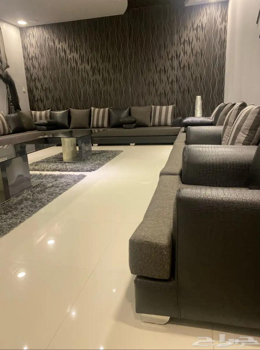 كنب نظيف مع طاولات64619110434945111