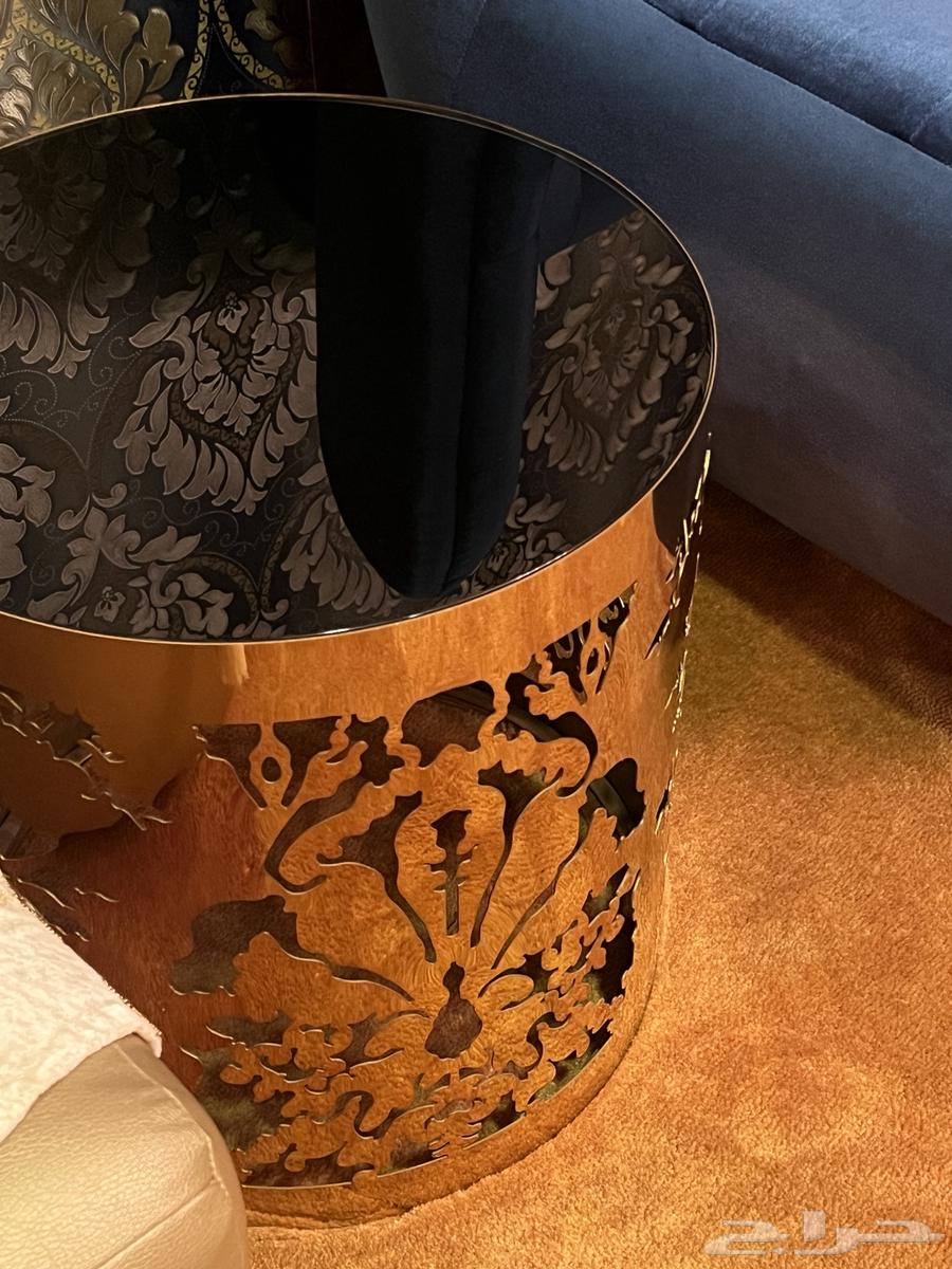 4 Small and 2 Large Golden Tables64624095052931113