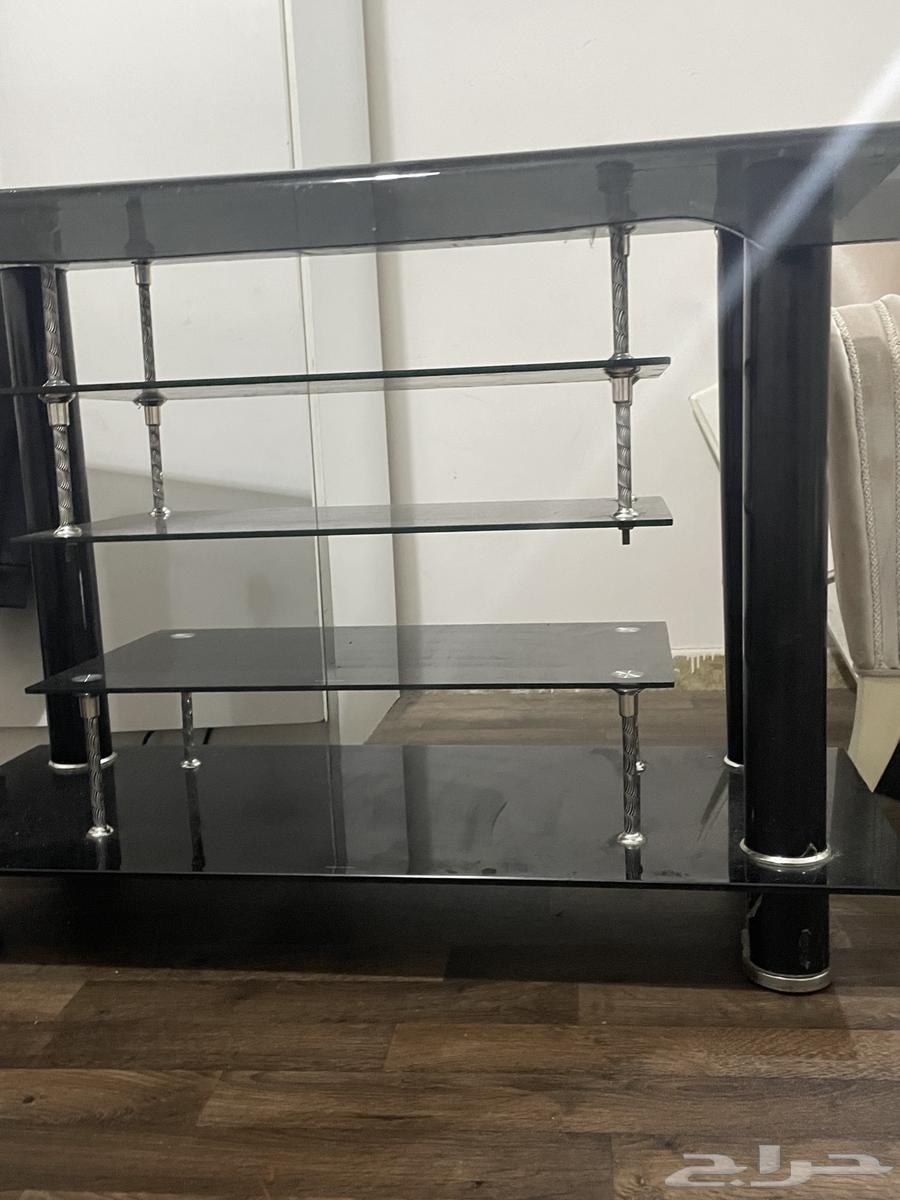 طاوله قزاز ثقيله تحت التلفزيون لايوجد بها اي خدش64624462427778110