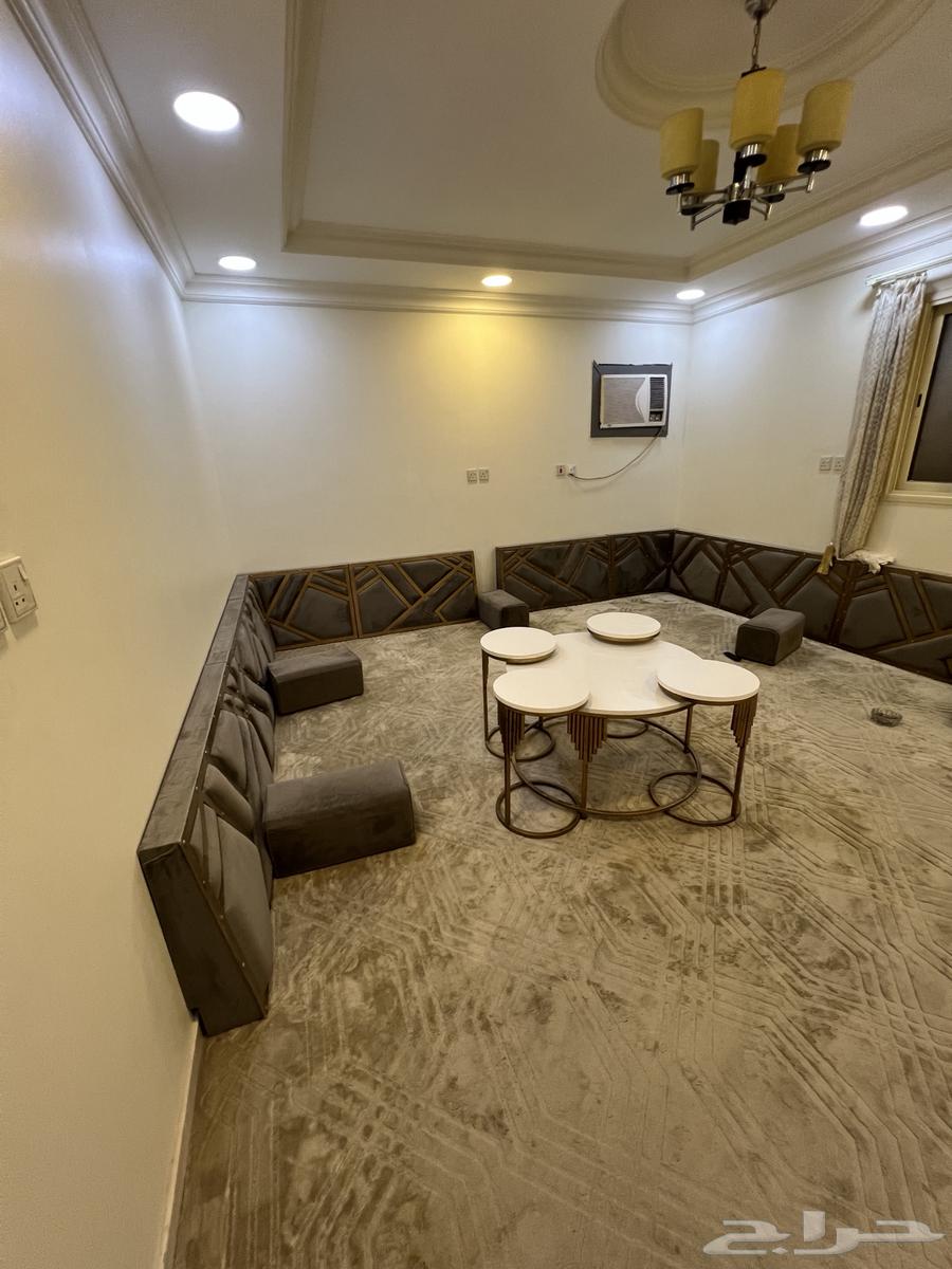 Two TV stands in excellent condition, plus one table and four chairs64622066702594113