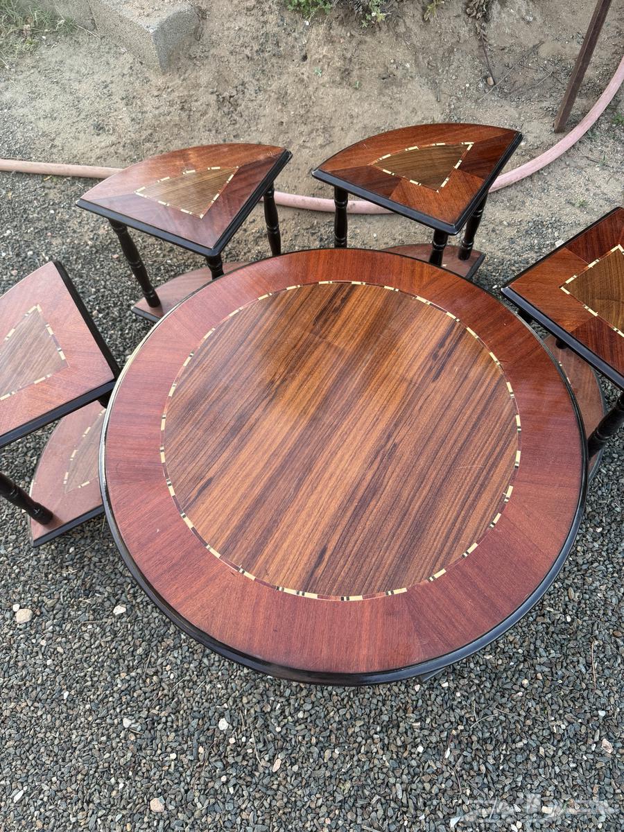 صاوله كبيره ومعها 8 خدمه   طاوله دائريه خشبب معها 4 طاولات64622638038146112