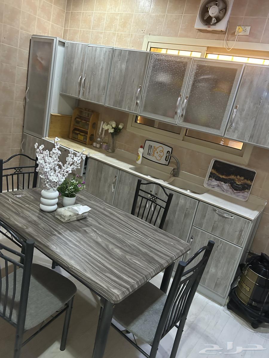 عندي دولاب مطبخ مع طاوله مع صاله مع مجلس للبيع نظيفه جد ا64620267430018110
