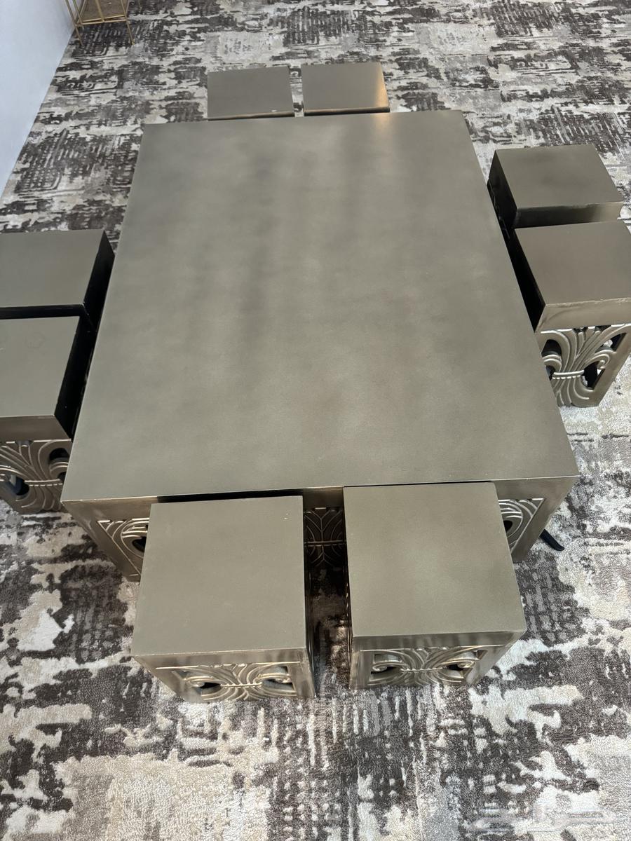 صاوله كبيره ومعها 8 خدمه   طاوله دائريه خشبب معها 4 طاولات64622638038146111