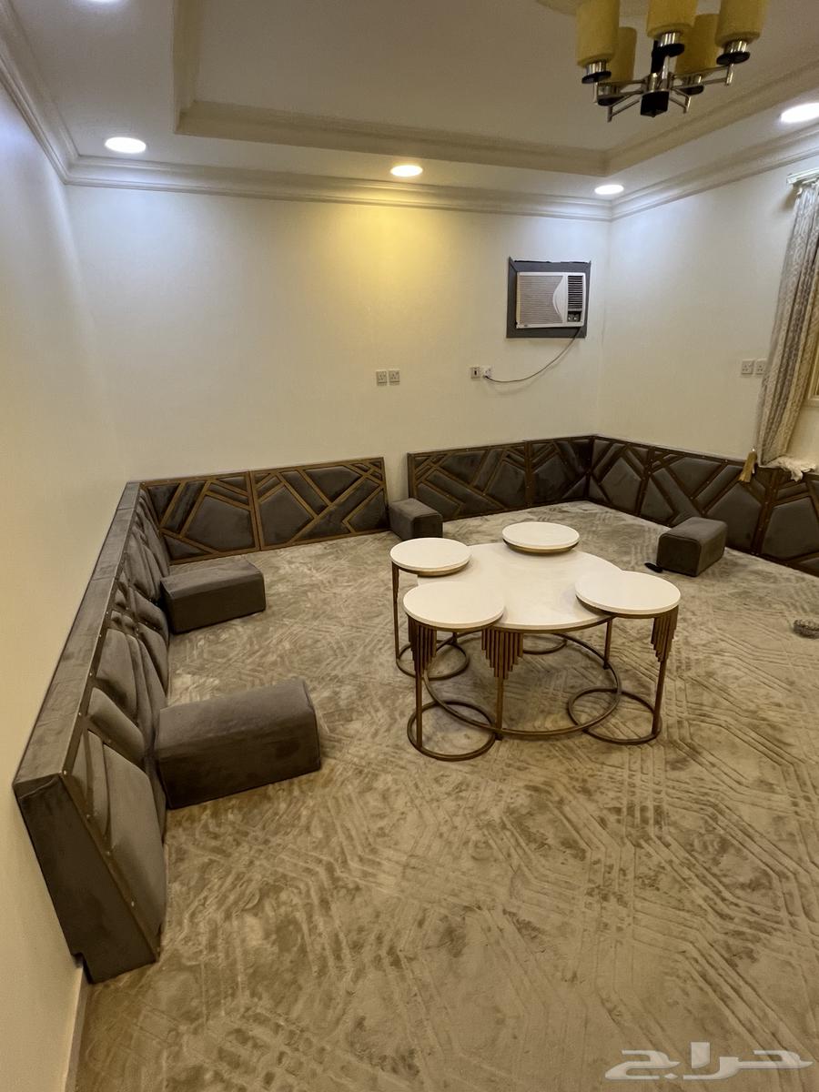 Two TV stands in excellent condition, plus one table and four chairs64622066702594112