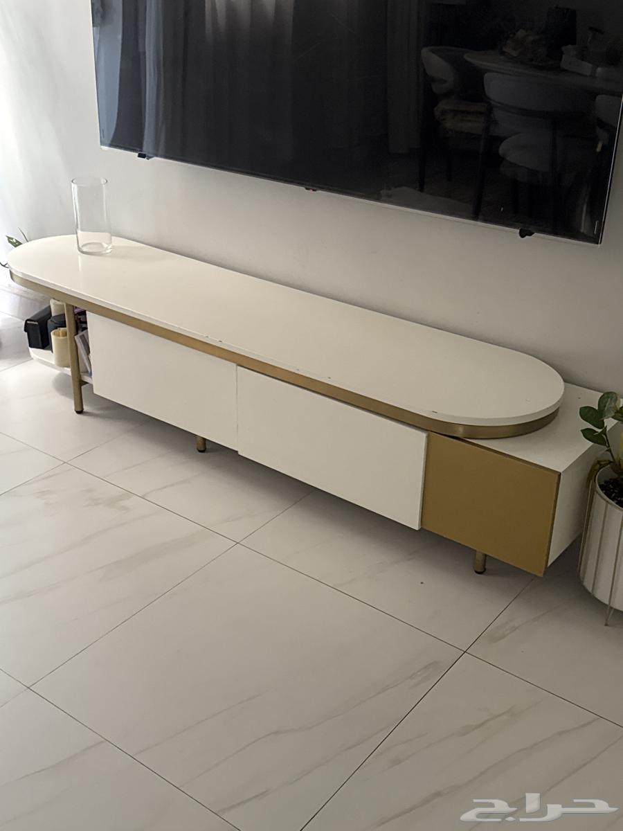 طاولة تلفزيون انيقة بحاله جيده64619110442882110