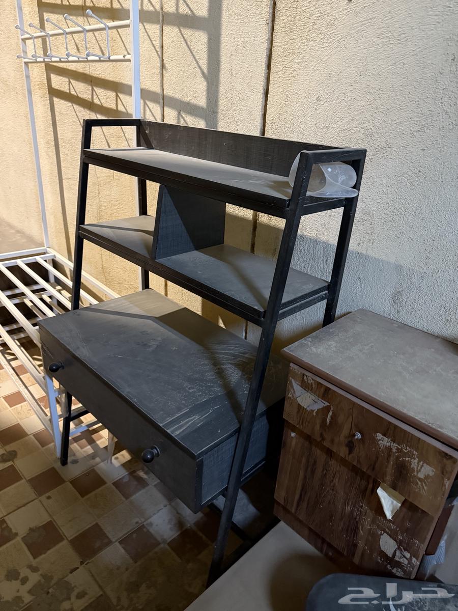 دولاب ملابس وسريرين لون ابيض نفر وبعض الاغراض64625675639937113