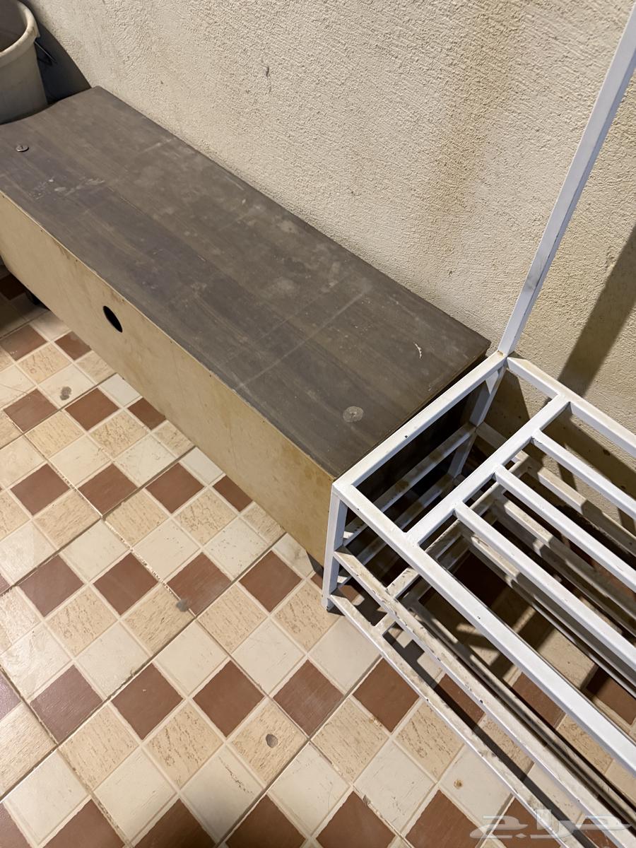 دولاب ملابس وسريرين لون ابيض نفر وبعض الاغراض64625675639937111