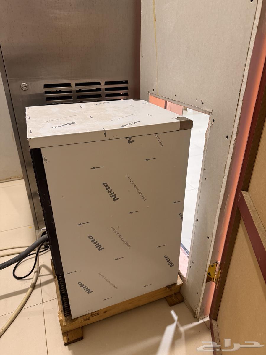 Refrigerated Display Cabinet, Ice Maker, and Orange Juice Machine64620642895747111