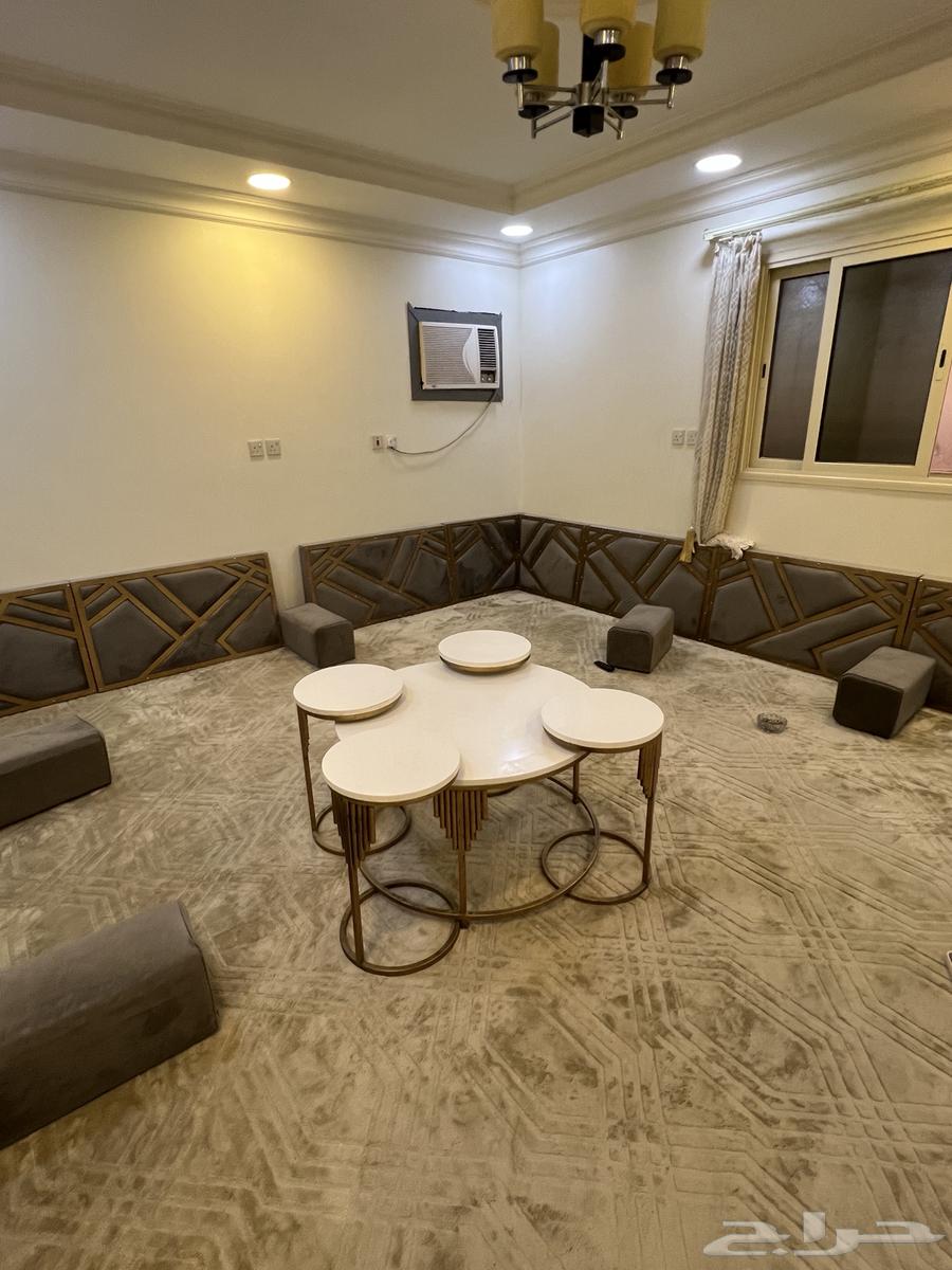 Two TV stands in excellent condition, plus one table and four chairs64622066702594111