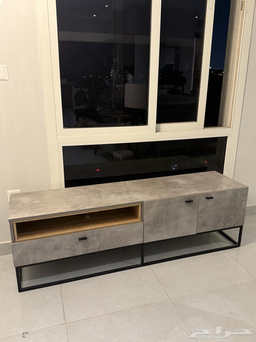 طاولة تلفزيون من اشلي للبيع64624916106113111