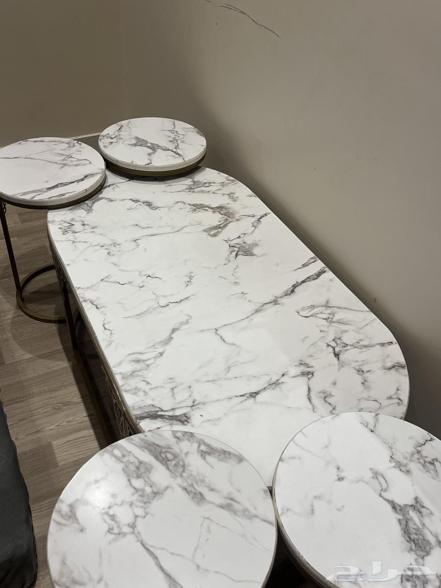 A clean and intact table without cracks64622153568643110