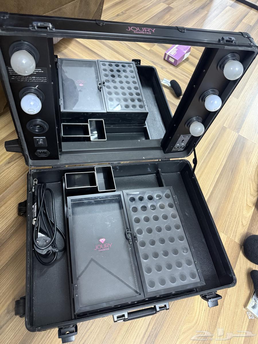 شنطة المكياج مع مرآة وإضاءة) بسعر 450 ريال64618351562755111