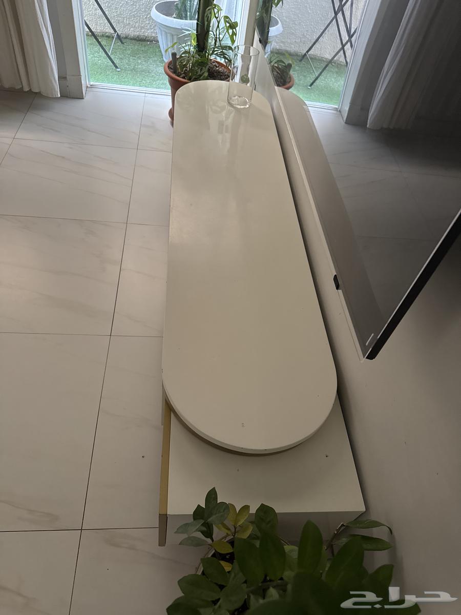 طاولة تلفزيون انيقة بحاله جيده64619110442882111