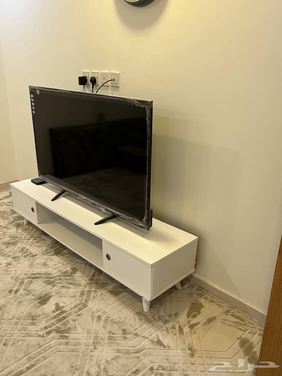 Two TV stands in excellent condition, plus one table and four chairs64622066702594110