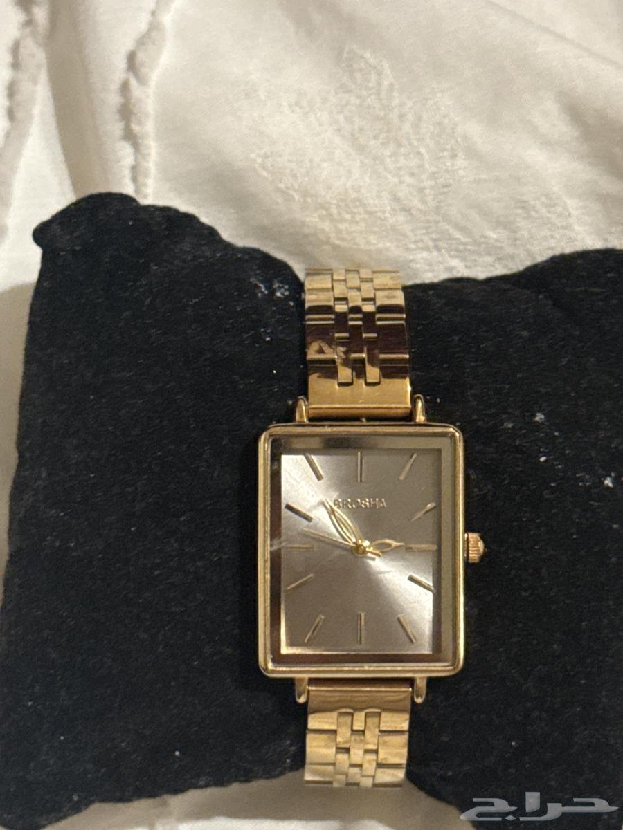 Elegant and Luxurious Watch with a Classic Design64622339471362110