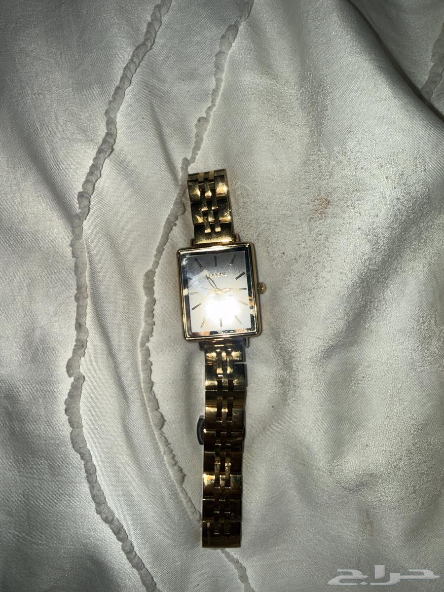 Elegant and Luxurious Watch with a Classic Design64622339471362112