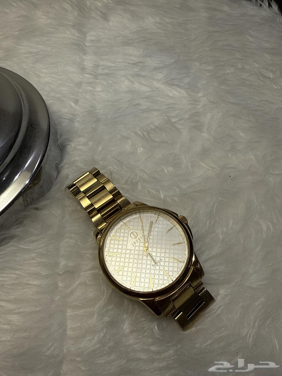 Simple circular frame in gold color with a metal bracelet in the same color64621479813891110