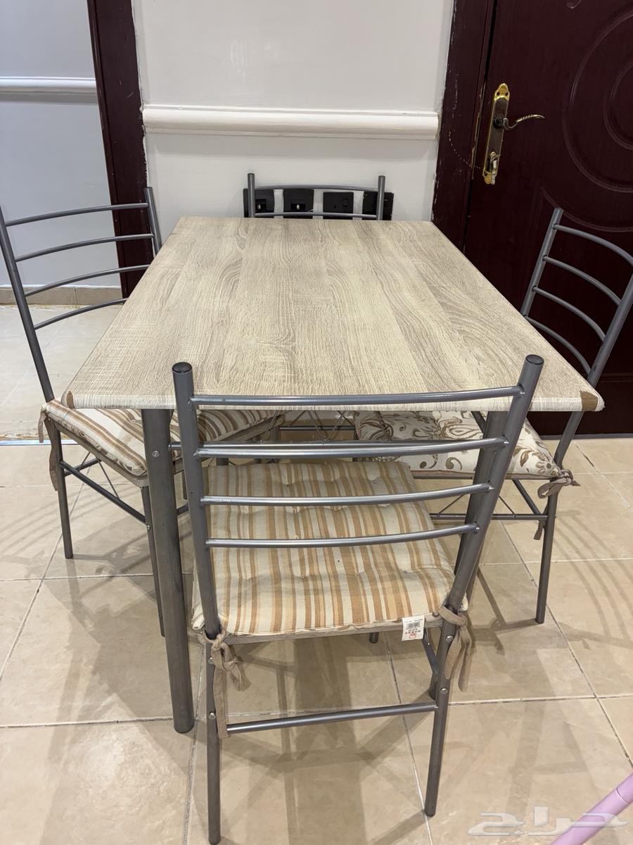 طاولة طعام لأربعة أشخاص (من هوم بوكس)64619705117443110