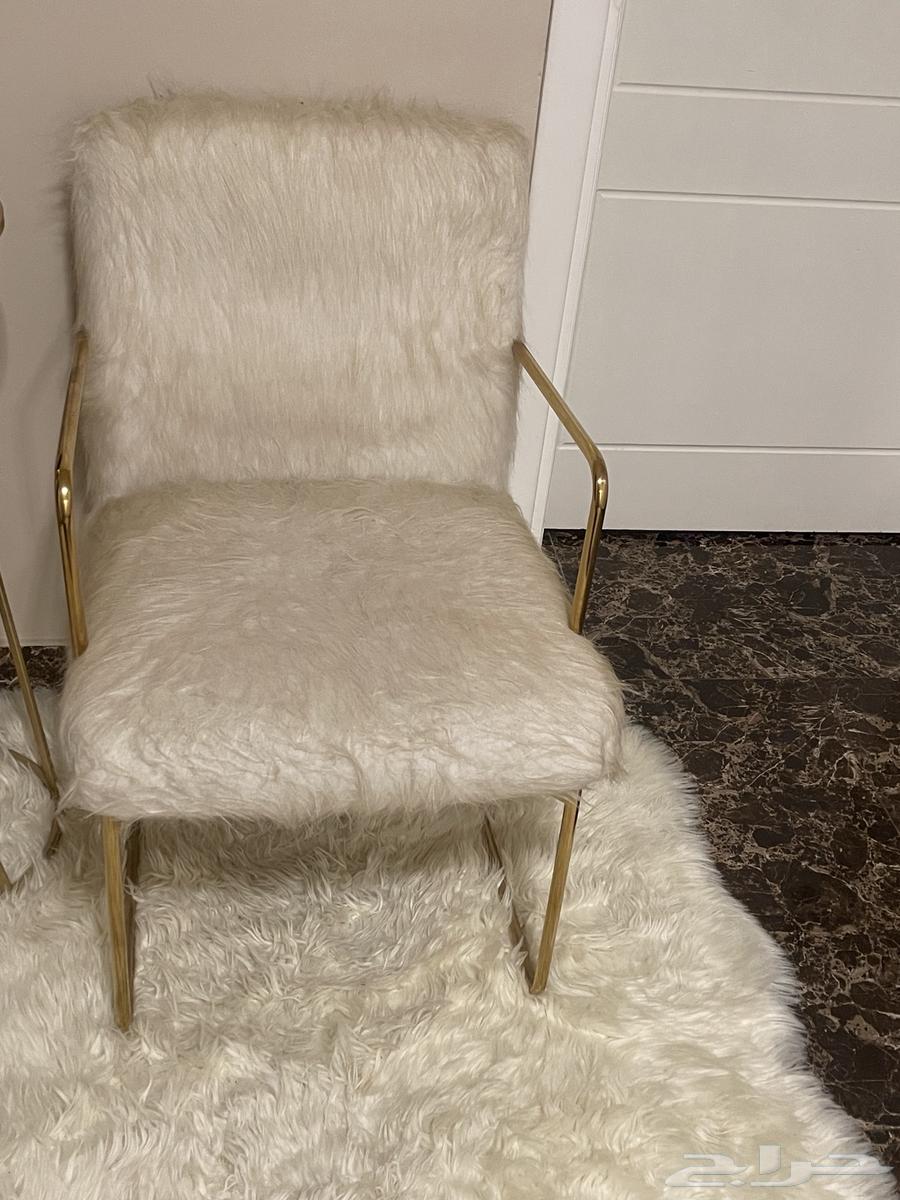 عدد 2 كرسي ذهبي وعدد 1 طاولة عدد 1 فرشه64620142309377112