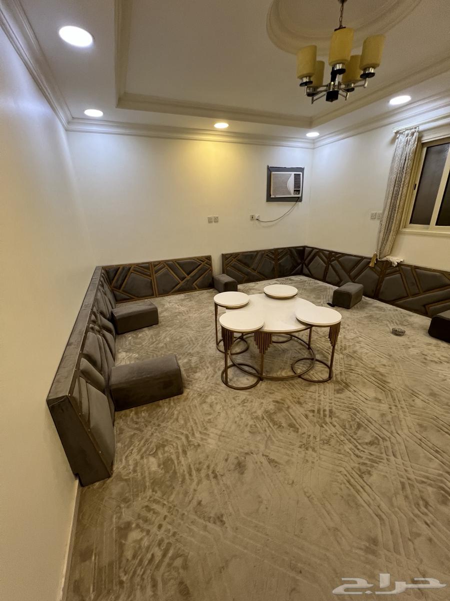 Two TV stands in excellent condition, plus one table and four chairs64622066702594114