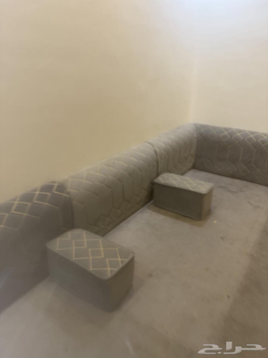 ثلاث جلسات وحدة ارضيه وجلستين كنب مستعمل64623960743937110