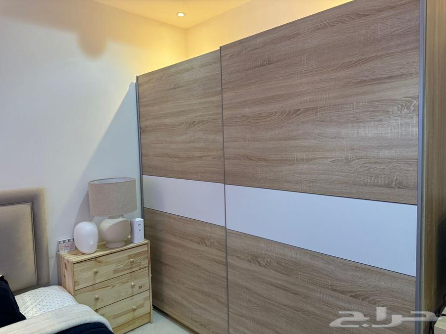 Bedroom with wardrobe, bed, mattress, two desks with two chairs, mirror, and board64620655308291110