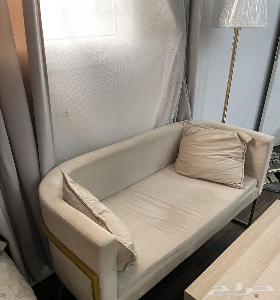 Sofa and Table64622587620609110