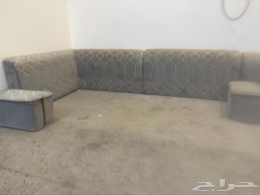 ثلاث جلسات وحدة ارضيه وجلستين كنب مستعمل64623960743937113