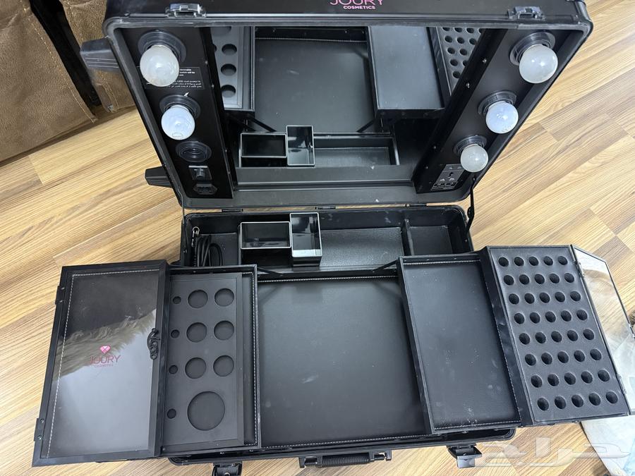 شنطة المكياج مع مرآة وإضاءة) بسعر 450 ريال64618351562755110