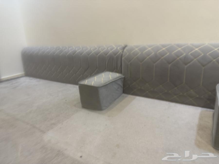 ثلاث جلسات وحدة ارضيه وجلستين كنب مستعمل64623960743937114