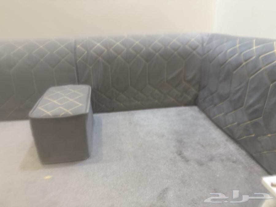 ثلاث جلسات وحدة ارضيه وجلستين كنب مستعمل64623960743937111