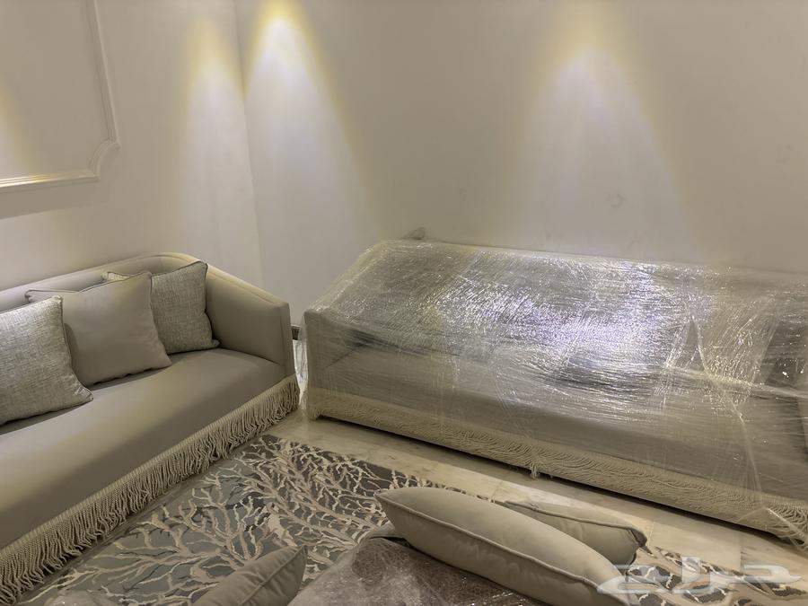 كنب جديد ثلاث مع واحد كرسي مع حبتين بفه64624707862403111