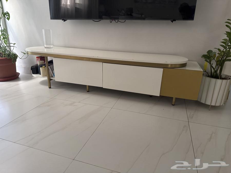 طاولة تلفزيون انيقة بحاله جيده64619110442882112