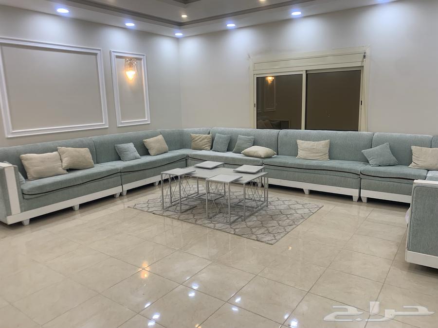 A seating arrangement accommodating 25 people, including carpets and service tables64620117166338111