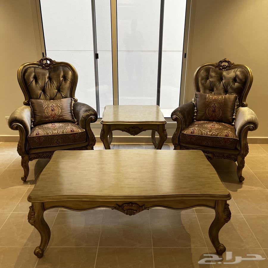 قطعتين كنب فرديه مع طاولتين من القفاري بحاله ممتازه64619842317697110