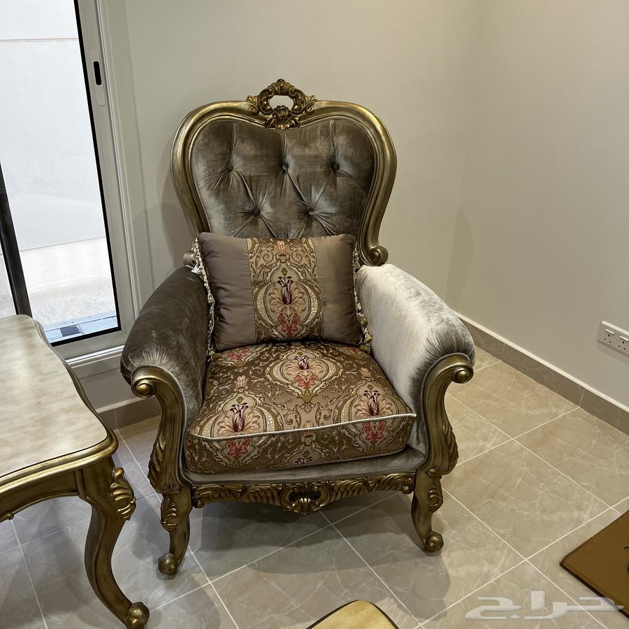 قطعتين كنب فرديه مع طاولتين من القفاري بحاله ممتازه64619842317697111