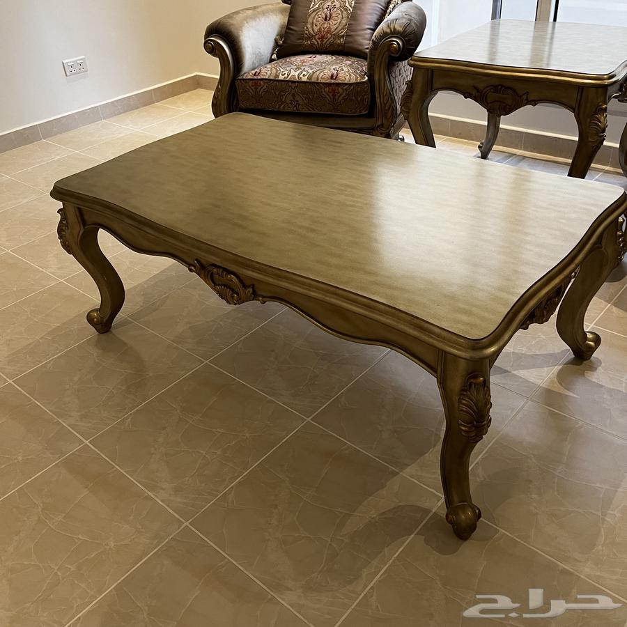 قطعتين كنب فرديه مع طاولتين من القفاري بحاله ممتازه64619842317697114