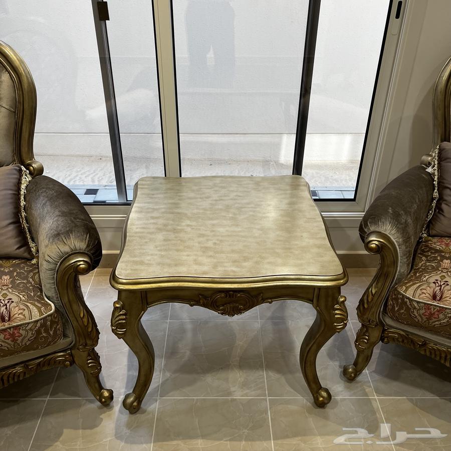 قطعتين كنب فرديه مع طاولتين من القفاري بحاله ممتازه64619842317697113