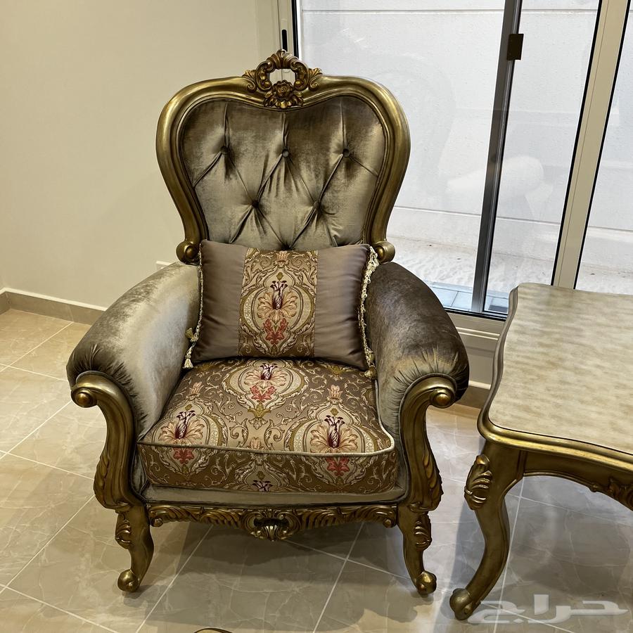 قطعتين كنب فرديه مع طاولتين من القفاري بحاله ممتازه64619842317697112