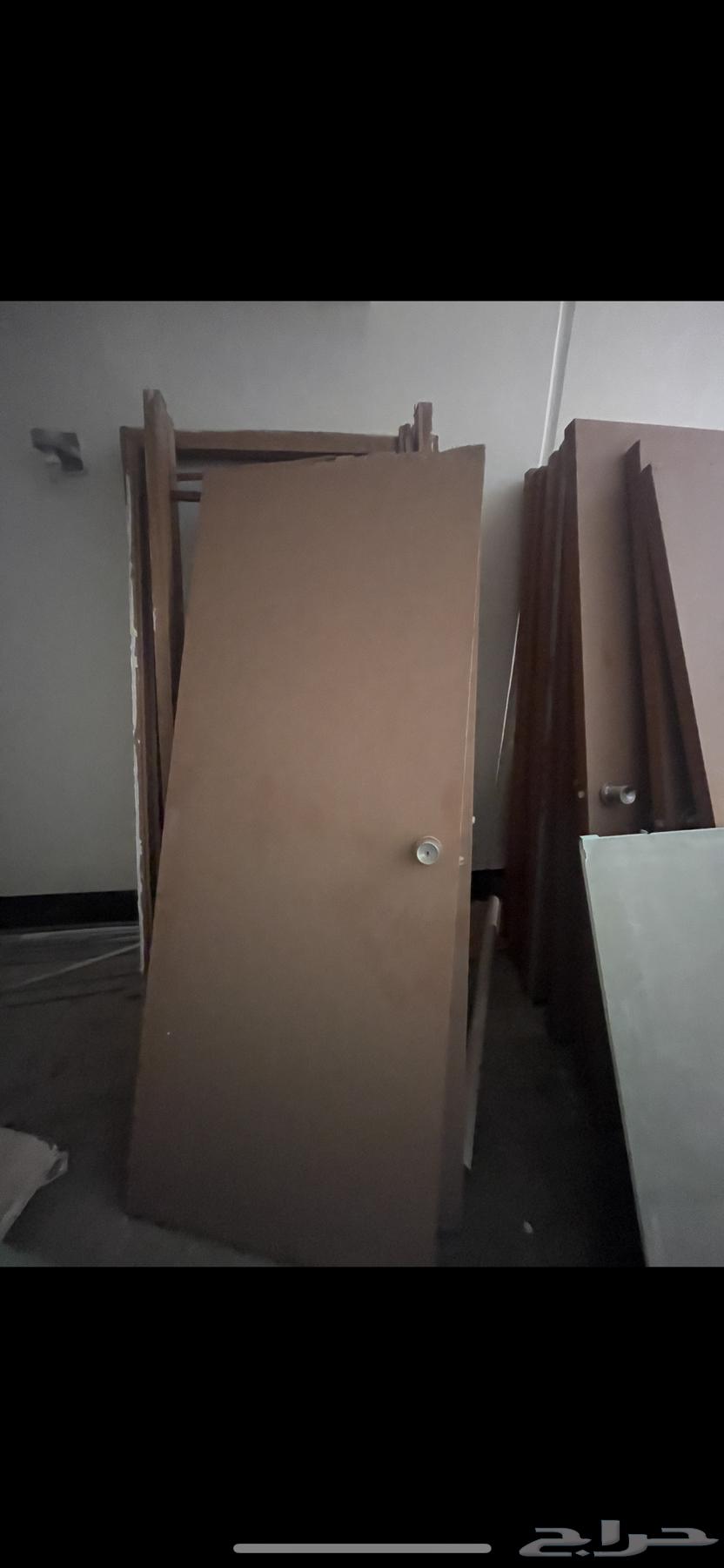 ابواب خشب امريكيه نظيفه عددهم اكثر من 1564623146758274110