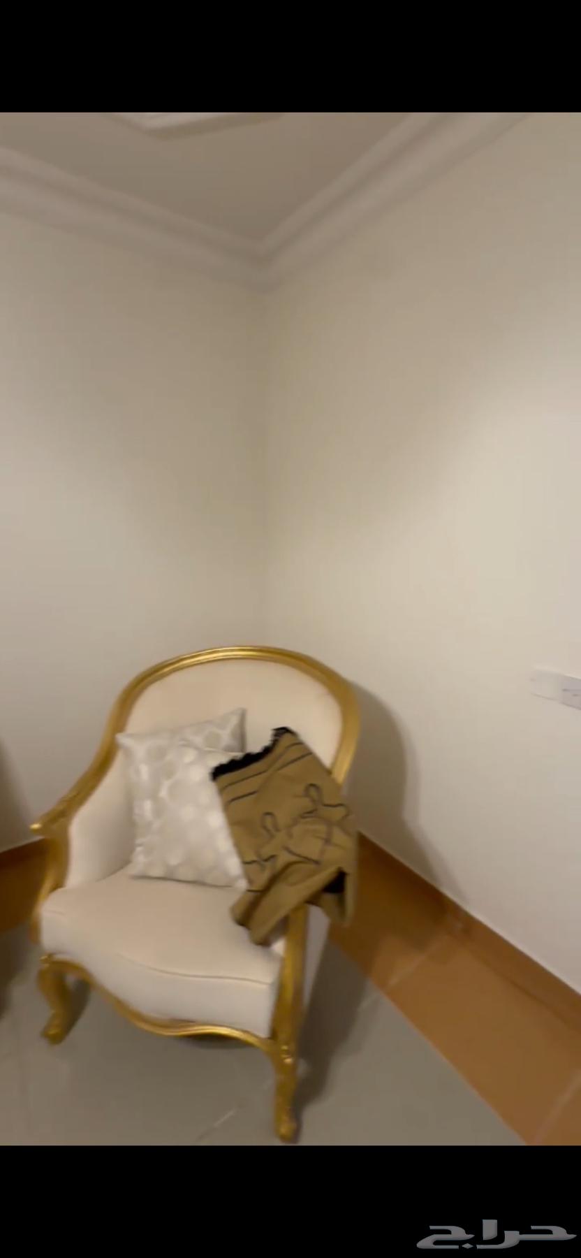 طقم جلوس 5 قطع للبيع مع 3 طاولات64623984983171112