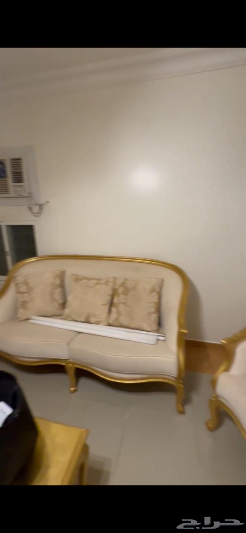 طقم جلوس 5 قطع للبيع مع 3 طاولات64623984983171113