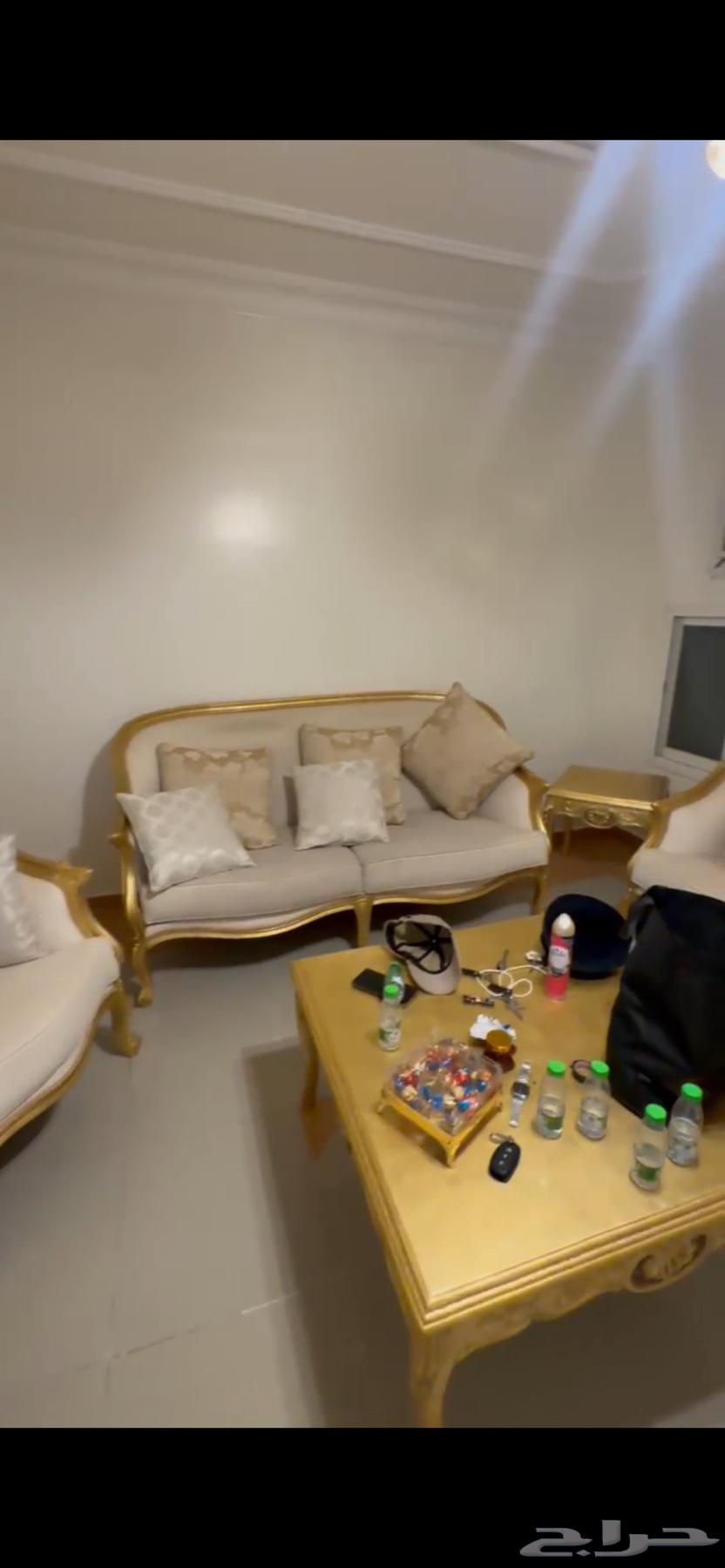 طقم جلوس 5 قطع للبيع مع 3 طاولات64623984983171111