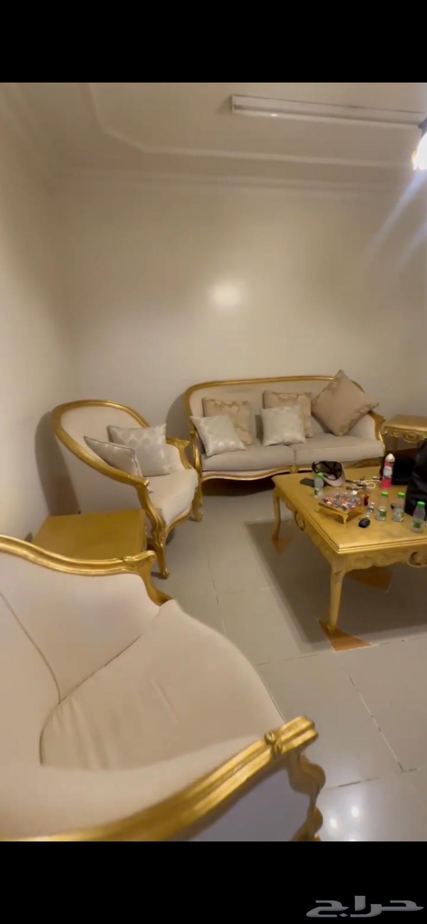 طقم جلوس 5 قطع للبيع مع 3 طاولات64623984983171110